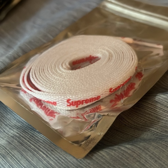 Supreme shoelaces ! 2 blacks 2 reds 1 white and 1 gold - Picture 3 of 5